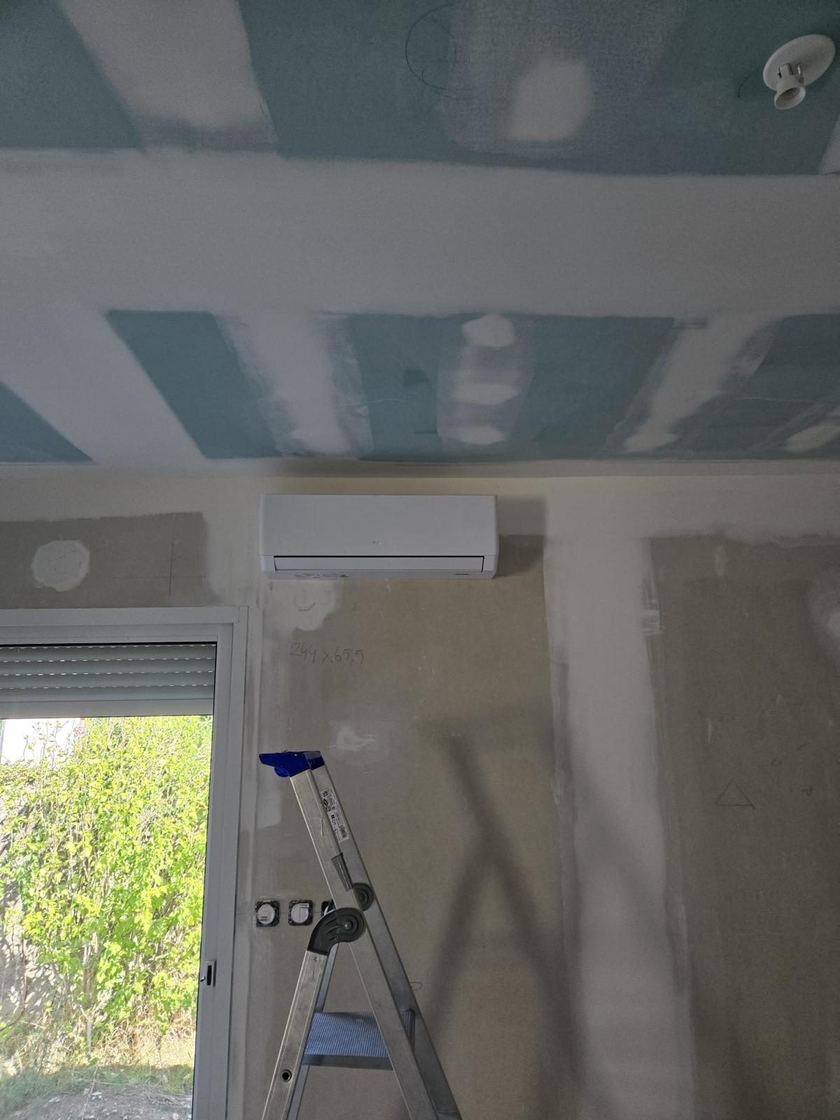 Climatisation murale posée pendant la rénovation d’une pièce